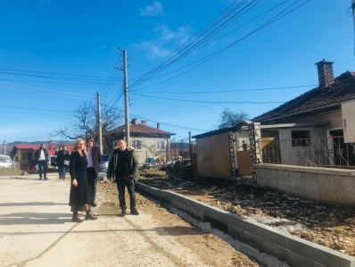 Народният представител от ГЕРБ Николина Ангелкова проследи напредъка при новостроящите се пътни отсечки в община Костенец